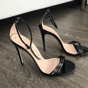 Gucci black patent leather heel